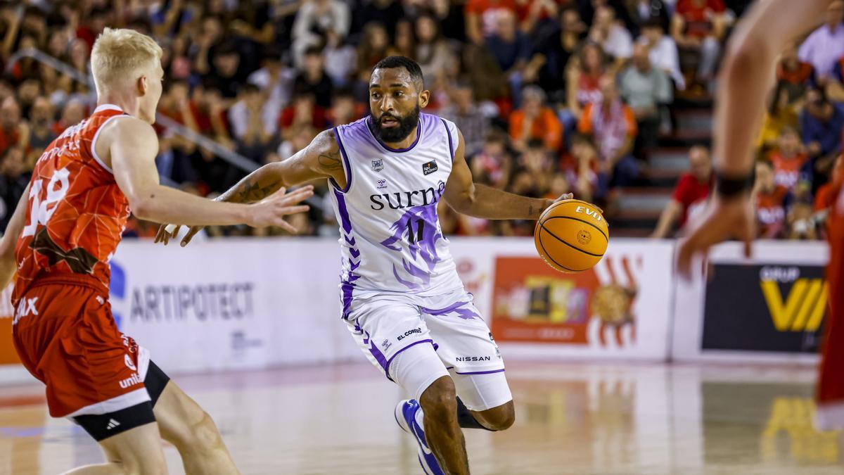 Darrun Hilliard bota el balón.