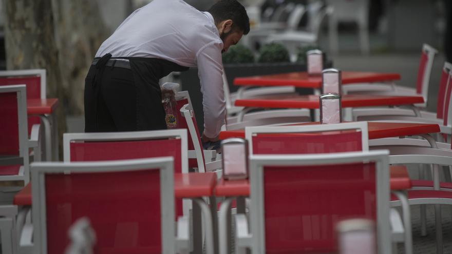 “Es verano”: la respuesta de un empresario a un camarero tras ofrecerle 15 horas diarias por 800 euros