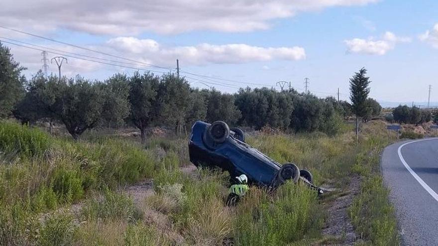 Cinco trasladados tras salirse de la vía y volcar con el coche en Fitero
