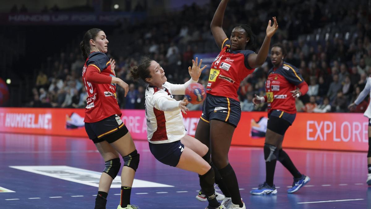 La paraguaya Sabrina Fiore intenta lanzar entre Ester Somaza y la navarra Lysa Tchaptchet.