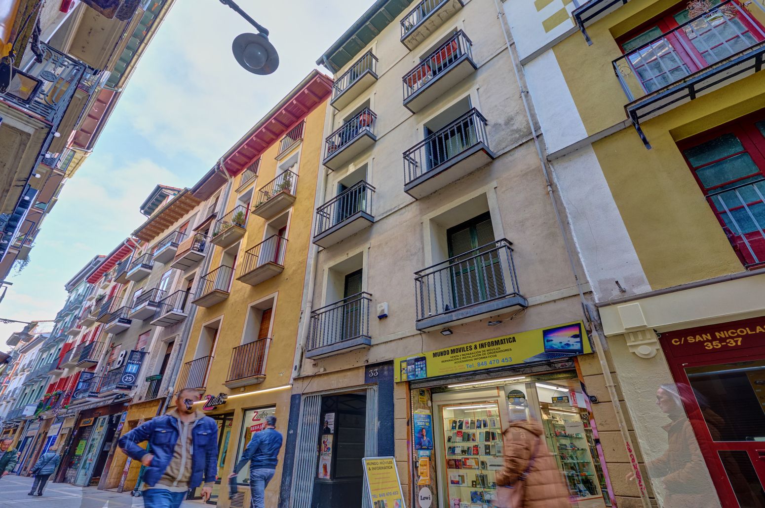 Un ático tríplex con alma en plena calle San Nicolás: vivir el Casco Viejo desde dentro