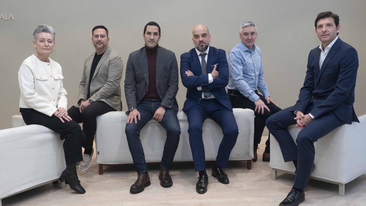 Foto de familia de los participantes en esta mesa sectorial