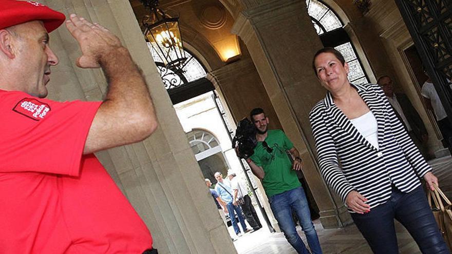 Un policía foral se cuadra ante a la presidenta del Gobierno de Navarra, Uxue Barkos.