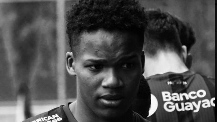 Un futbolista ecuatoriano de 16 años muere por una bala perdida