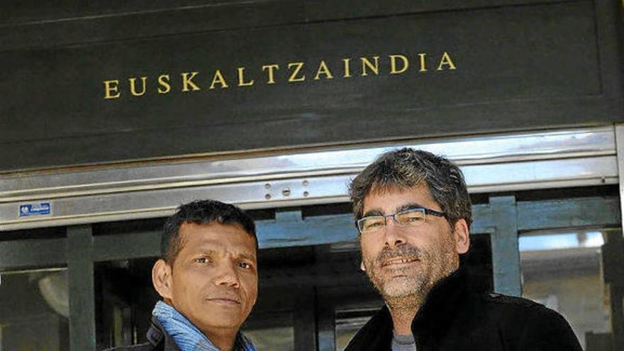 Víctor Torres e Iñigo Retolaza, ante la entrada de Euskaltzaindia.