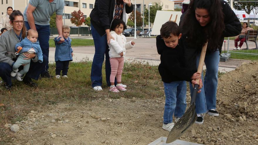 Colocación de la primera piedra de la nueva Escuela Infantil Sarastigorri en Zizur Mayor