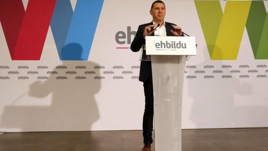 Otegi cree que la declaración de ETA es &quot;histórica&quot;  y &quot;una contribución definitiva&quot; a la paz