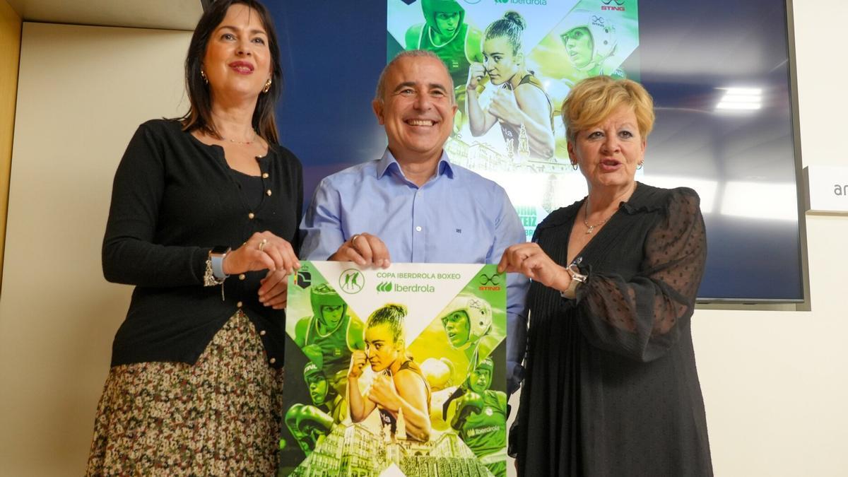 Ana del Val, Ana López Uralde y Bartolomé Torralba durante la presentación de la Copa Iberdrola de Boxeo femenino 2025.