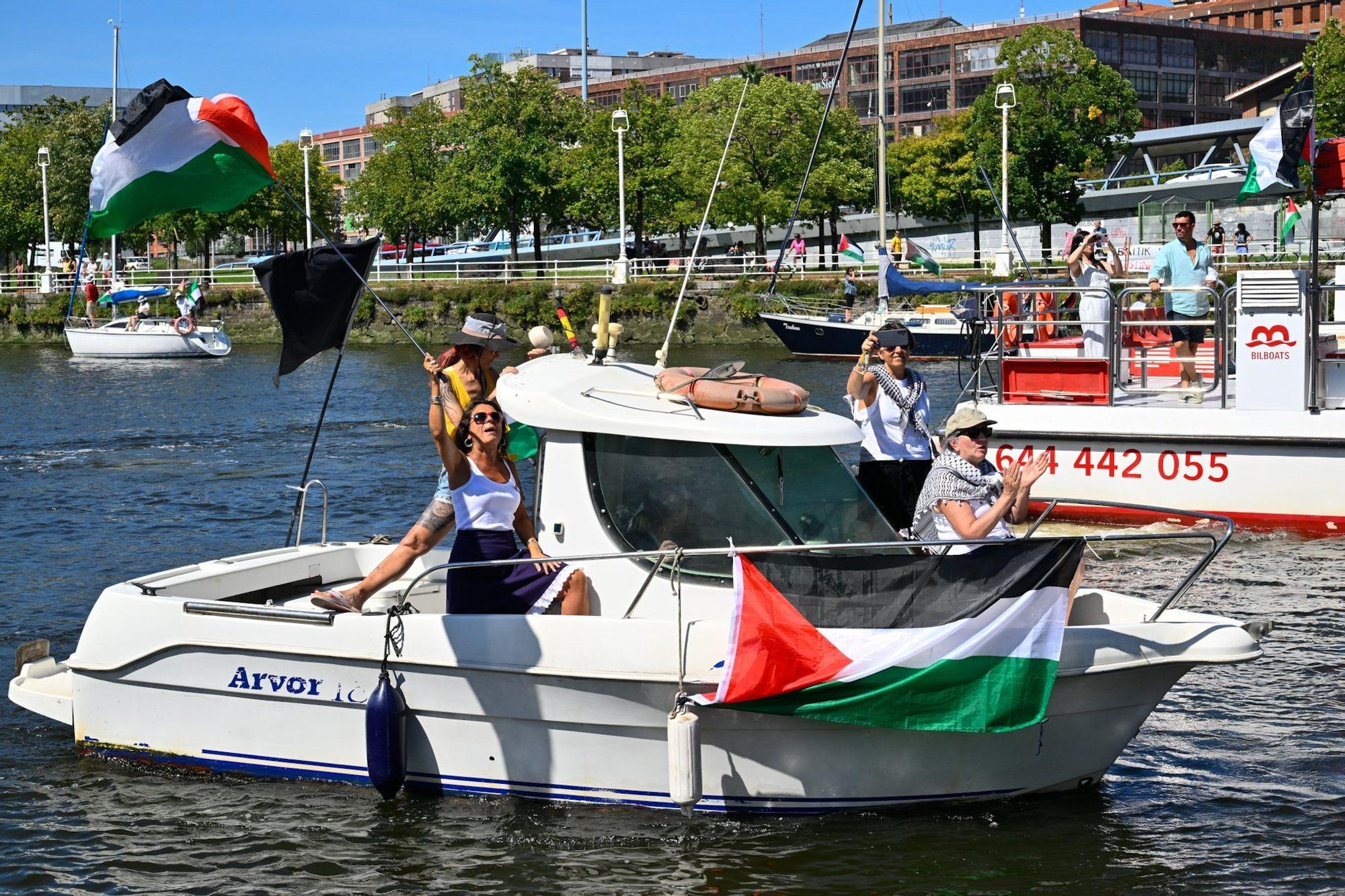 En imágenes: marcha marítima por la ría en solidaridad con Palestina desde Santurtzi