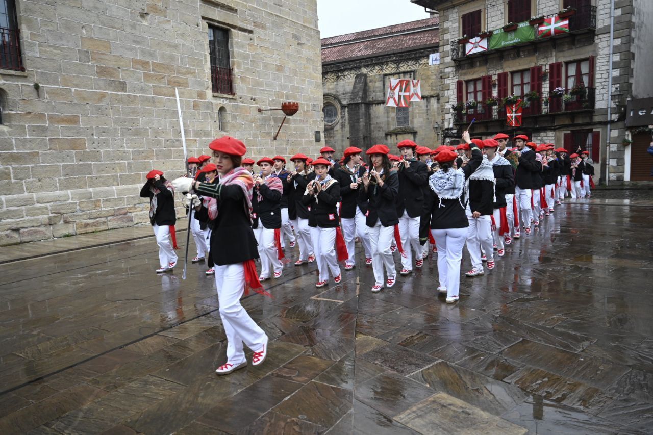 La compañía Jaizkibel desfila en Hondarribia
