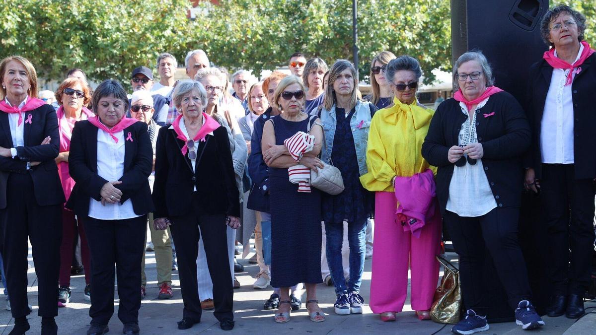 Una multitud de personas, entre ellas las integrantes del grupo de castañeras de Saray, guarda un minuto de silencio durante la jornada.