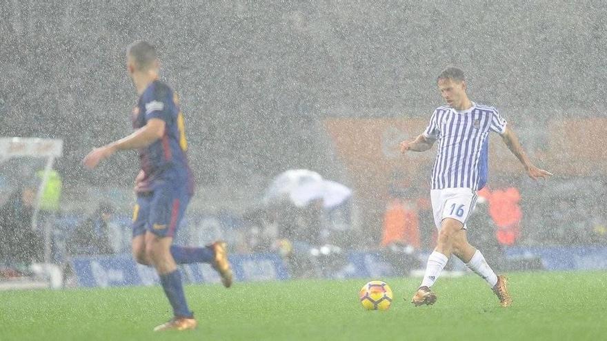 Sergio Canales se dispone a dar un pase en un lance del partido de ayer ante el Barça.