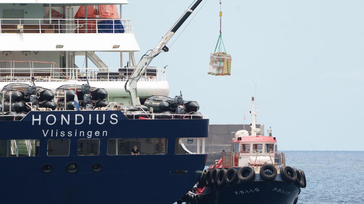 El barco Hondius realiza labores de avituallamiento en aguas de canarias.