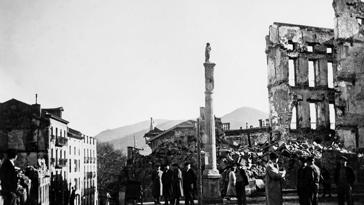 Ambito de la plaza de San Juan de Irun tras el incendio de comienzos de septiembre de 1936 / Fototeca del Archivo de Irun (ref. 30103) Ambito de la plaza de San Juan de Irun tras el incendio de comienzos de septiembre de 1936 / Fototeca del Archivo de Irun (ref. 30103)