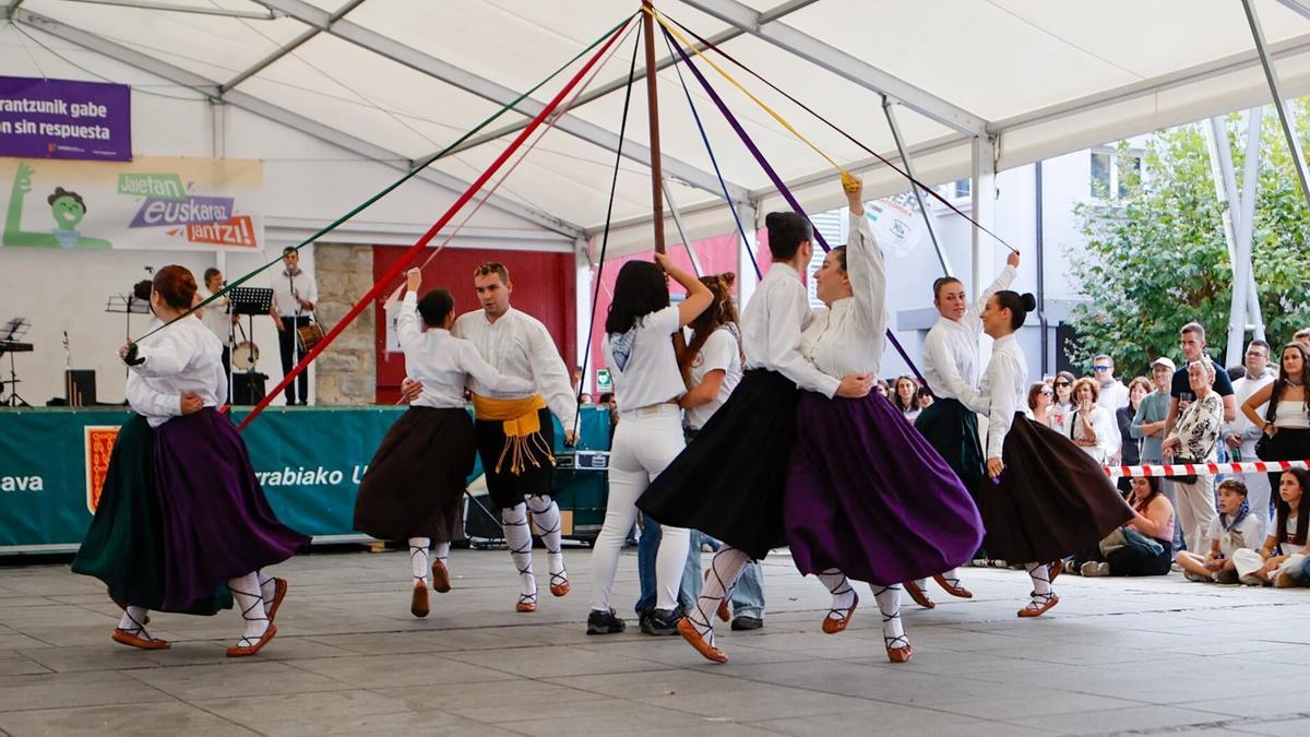 Mikelats Dantza Taldea anima a una multitud de espectadores con sus bailes tradicionales.