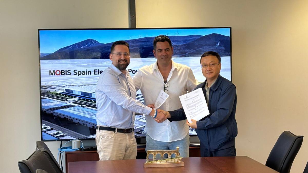 El teniente de alcalde Mikel Navarro, el primer edil Luis Maya y el CEO de Mobis, D. Inbo Jung, en la firma del convenio.