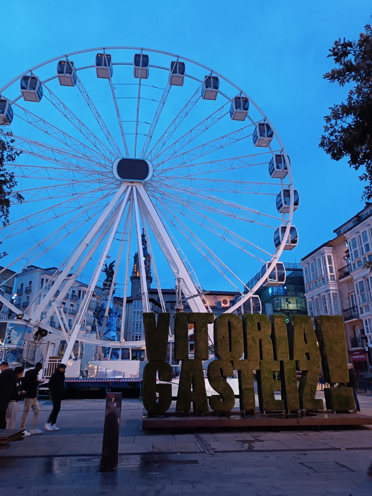 En imágenes: La noria ya está en Vitoria