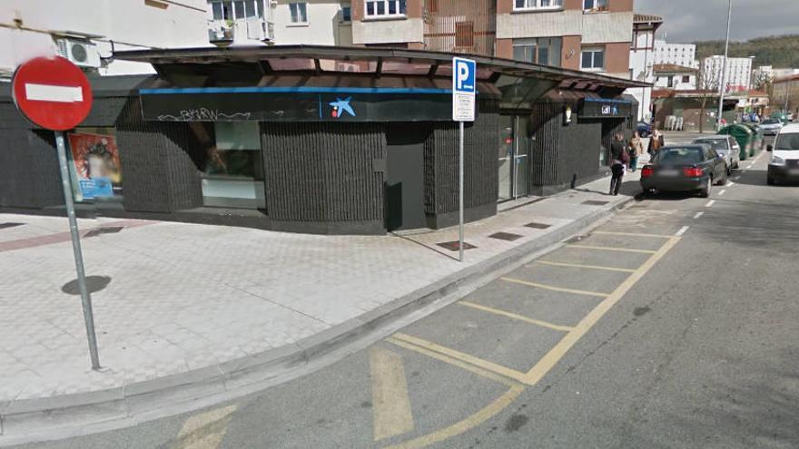 Sucursal de Caixa en la calle San Cristóbal que sufrió el atraco.