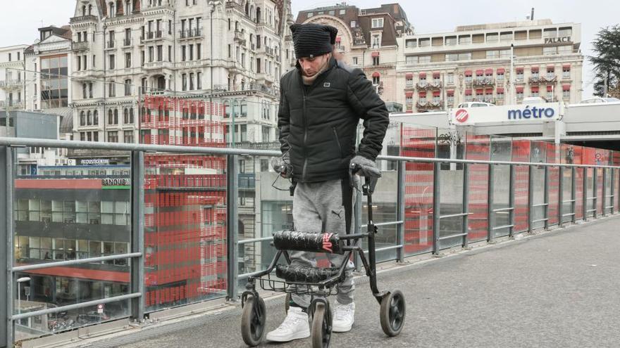 Michel Rocatti, uno de los pacientes, camina por Lausana tras recibir el implante.