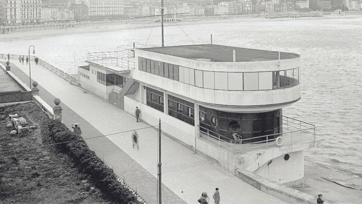 Irudian, Donostiako Klub Nautikoa eraiki berritan.