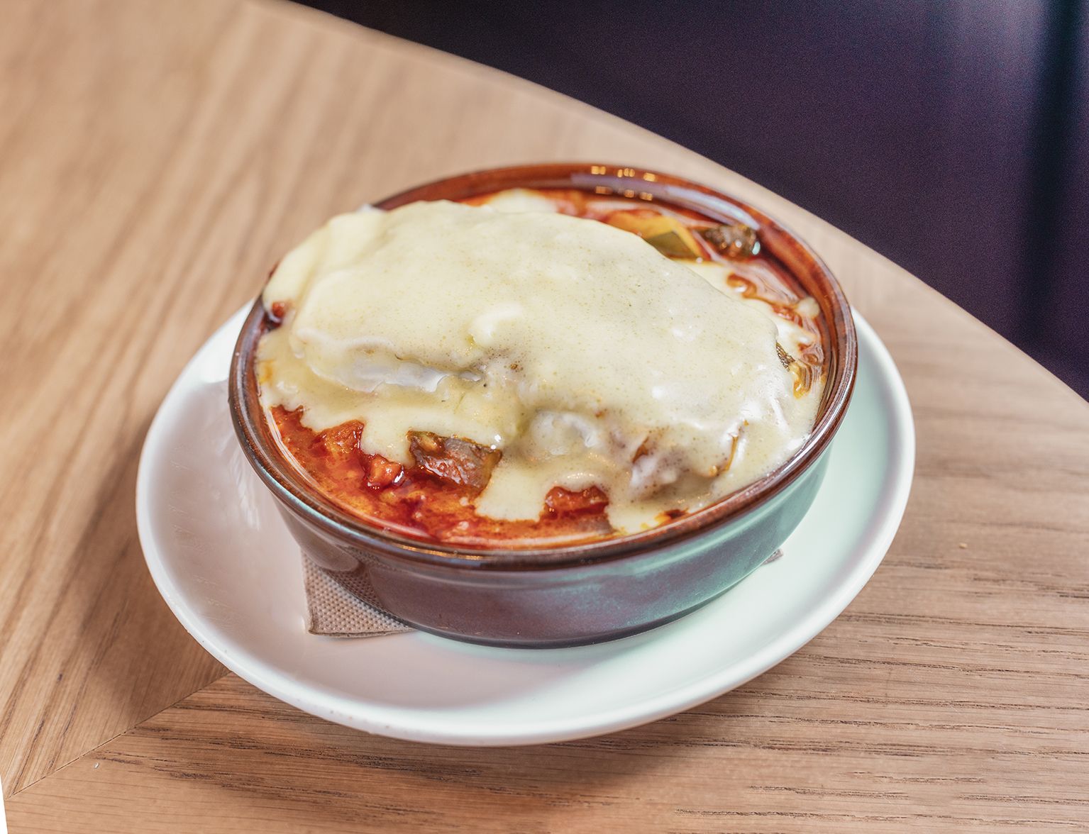 Platos como el bacalao sobre pisto con su pil pil.