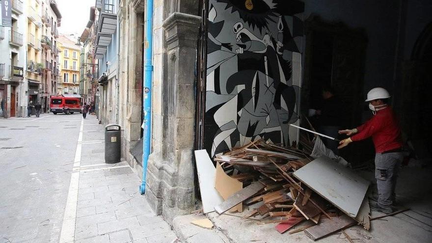 Obreros retirando material del Palacio Marqués de Rozalejo, okupado como gaztetxe Maravillas, para vaciarlos antes de proceder al sellado del edificio.