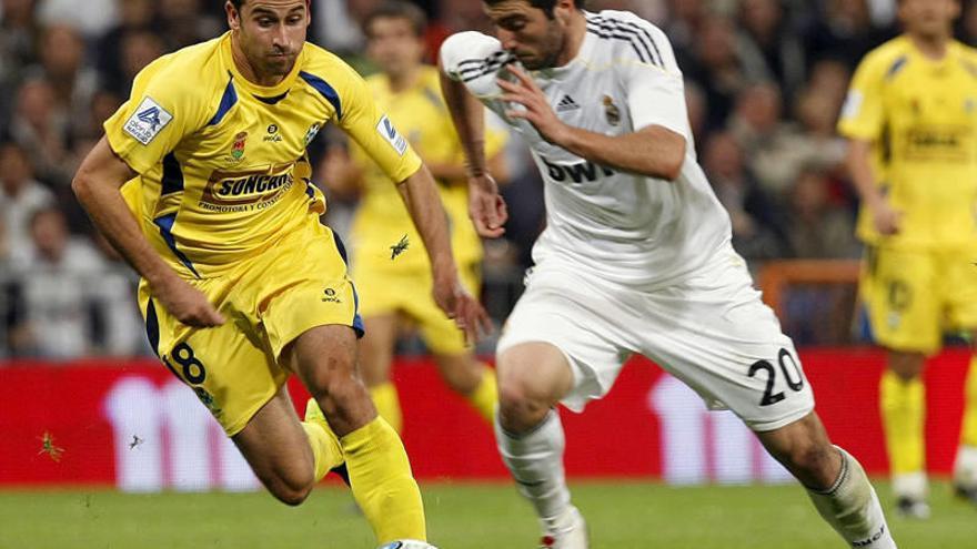 El madridista Gonzalo Higuaín, avanza con el balón ante Iñigo, del Alcorcón, en el partido de vuelta de los dieciseisavos de final de la Copa del Rey.
