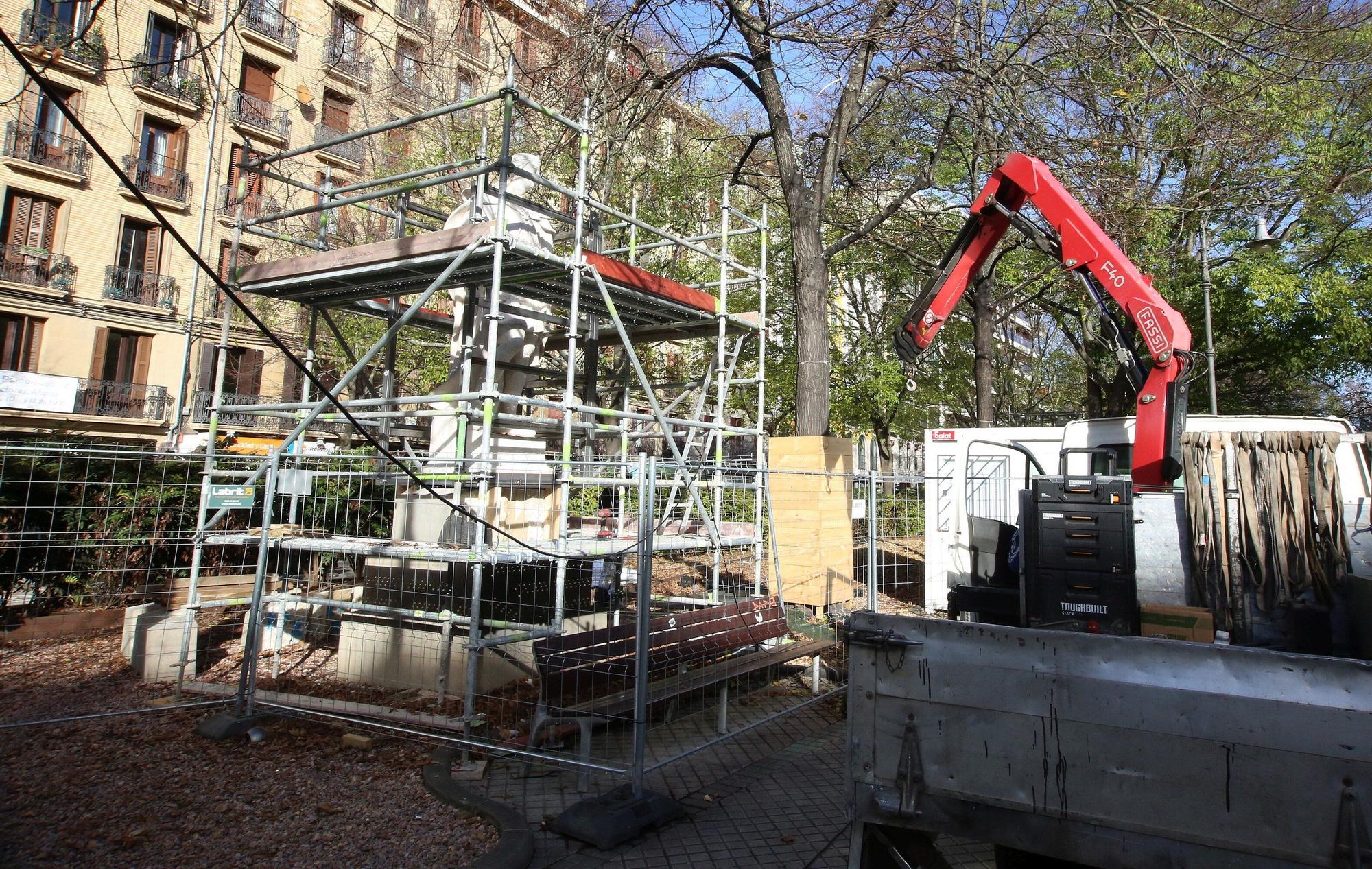 Preparativos para el traslado de las estatuas del Paseo Sarasate