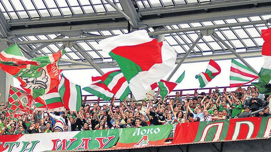 Aficionados del Lokomotiv de Moscú animan a su equipo en un partido de la Liga Premier rusa.