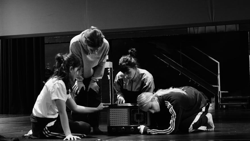 Olatz Larunbe estrena este sábado en Altsasu su nueva obra 'Etena Dena, Lo que se detiene'