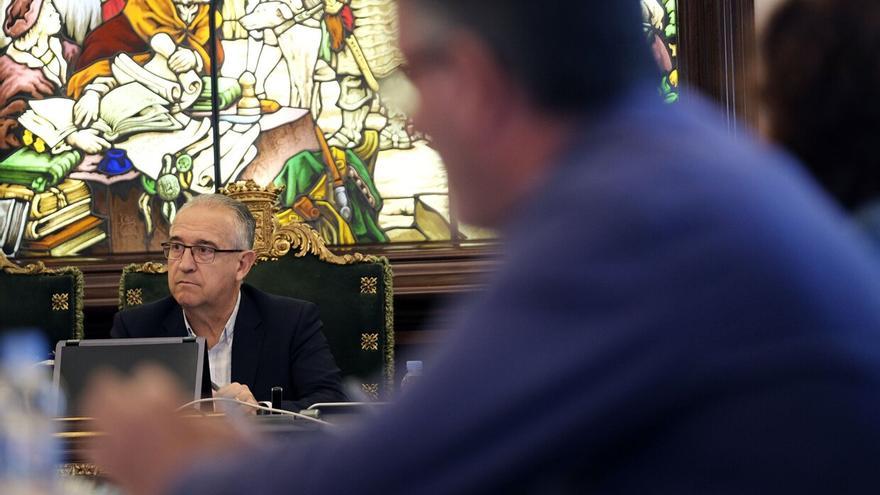 Peculiar protesta de las peñas de Pamplona contra el alcalde en San Fermín