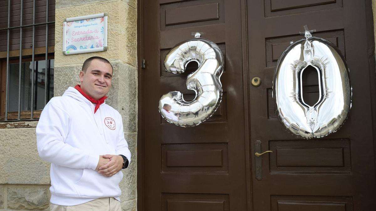 Diego Lafuente, presidente de la Asociación Juvenil Zagales de Burlada, posa junto a la entrada principal del colegio Regina Pacis de Burlada.