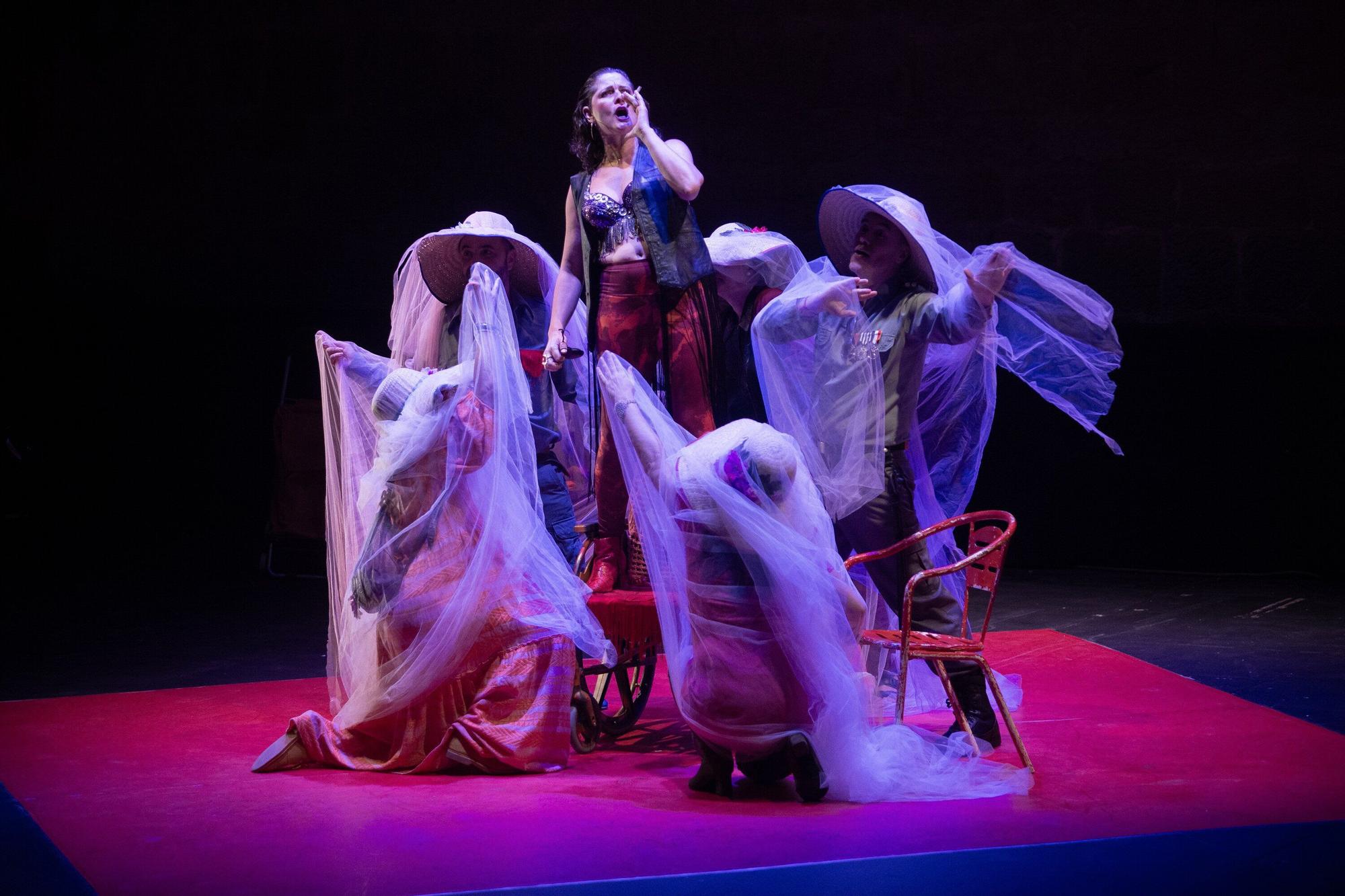 Fotos de 'Las bingueras de Eurípides' en el Festival de Teatro de Olite 2025