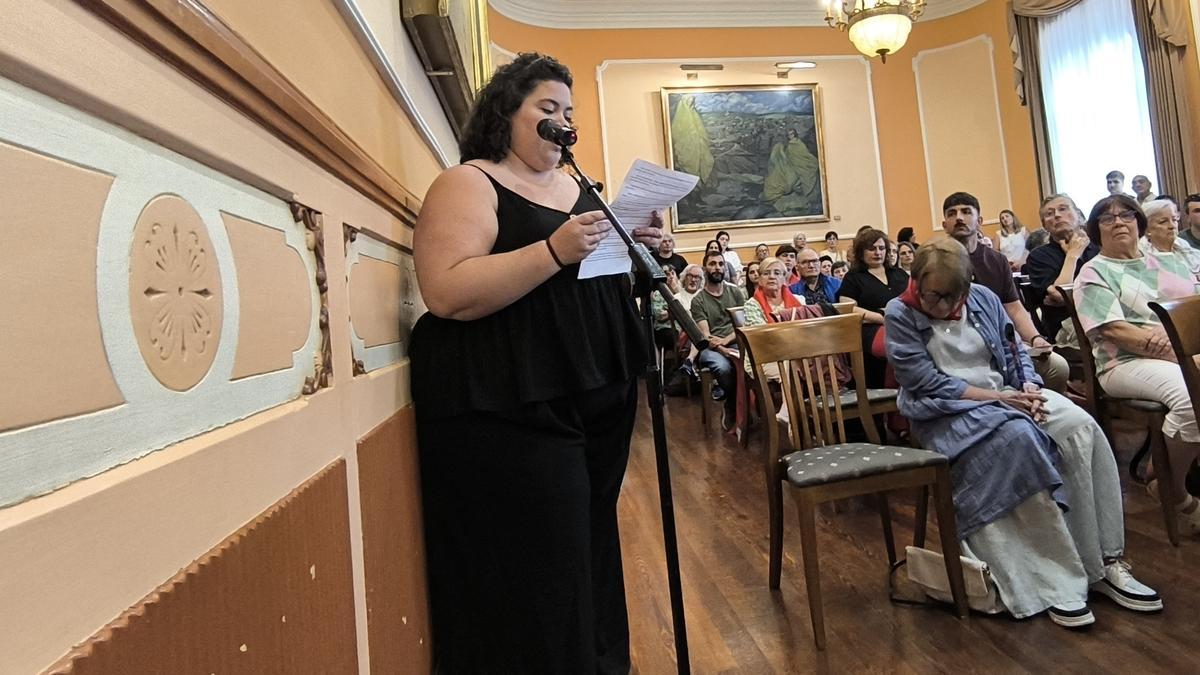 Irati Amantegui lee en el Pleno Ordinario Municipal el manifiesto del Alarde Público / Unai Macias Irati Amantegui lee en el Pleno Ordinario Municipal el manifiesto del Alarde Público / Unai Macias