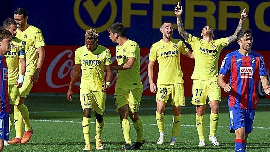 Los jugadores del Villarreal celebran el 2-1 anotado por Paco Alcácer. Foto: Efe