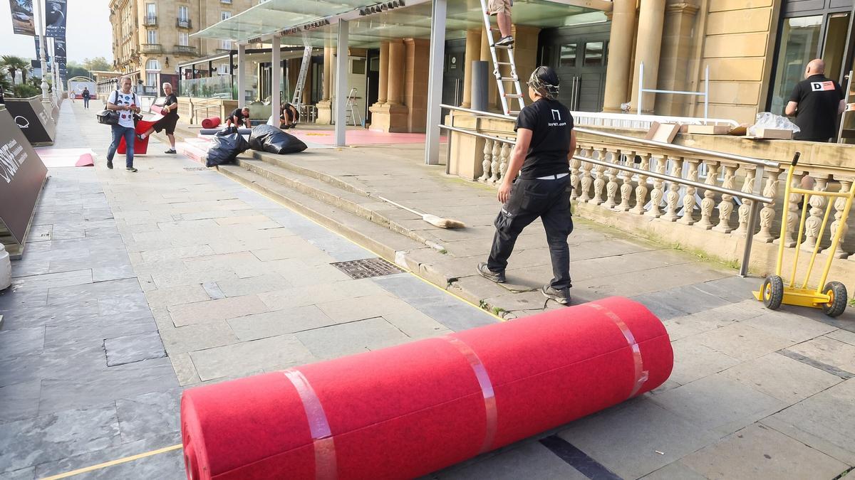 Ayer, durante el momento en el que los operarios desplegaron la alfombra roja.