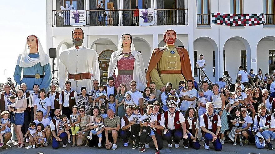 Foto de familia de los niños y niñas nacidas a lo largo del pasado año en Irurtzun con los gigantes y los miembros de la comparsa.