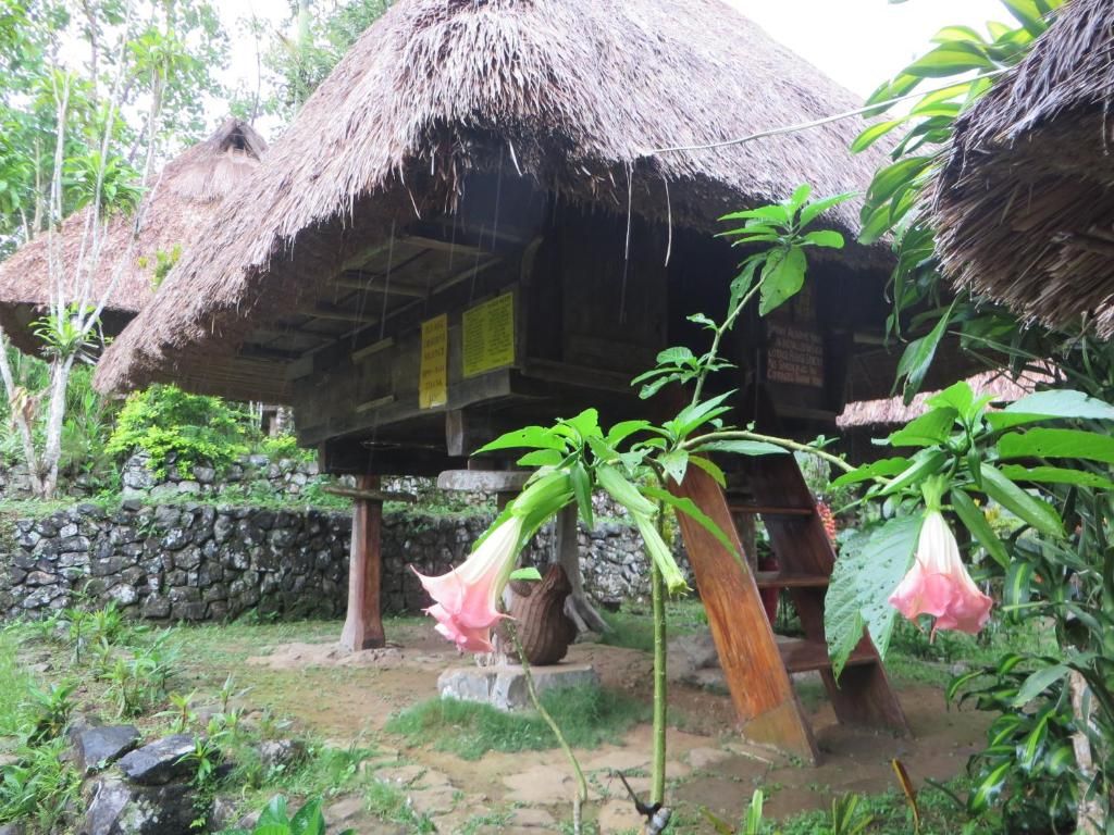 Modelo de casa alta para las tribus construido para turistas.