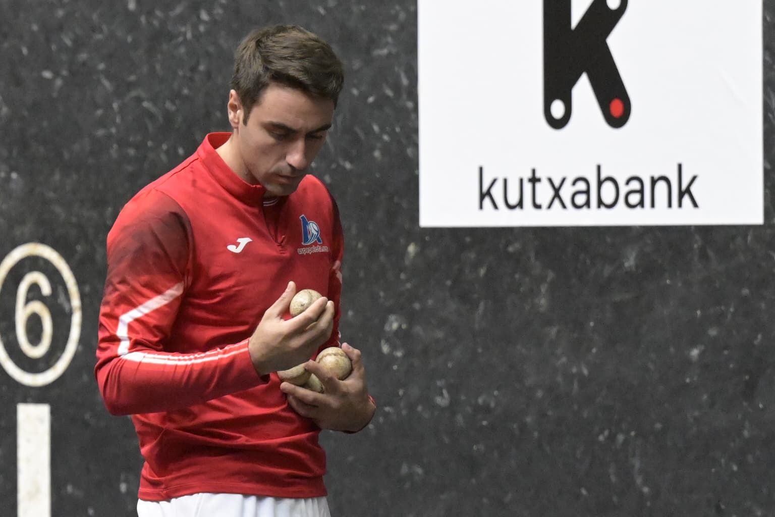 Peio Etxeberria (colorado) y Javier Zabala (azul) eligen material para la final del Cuatro y Medio.