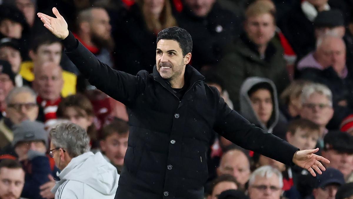 Mikel Arteta da instrucciones durante un partido del Arsenal.