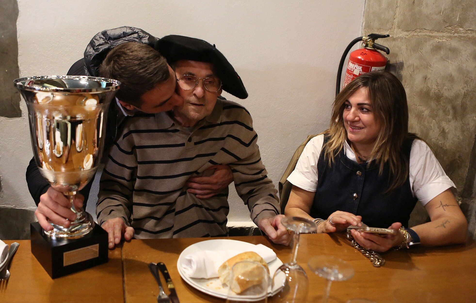 La celebración de la victoria de Peio Etxeberria.