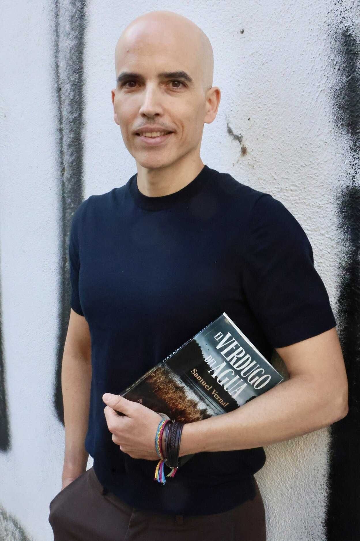 Vernal con un ejemplar de la novela que abre la saga ‘Los Crímenes del Agua’.