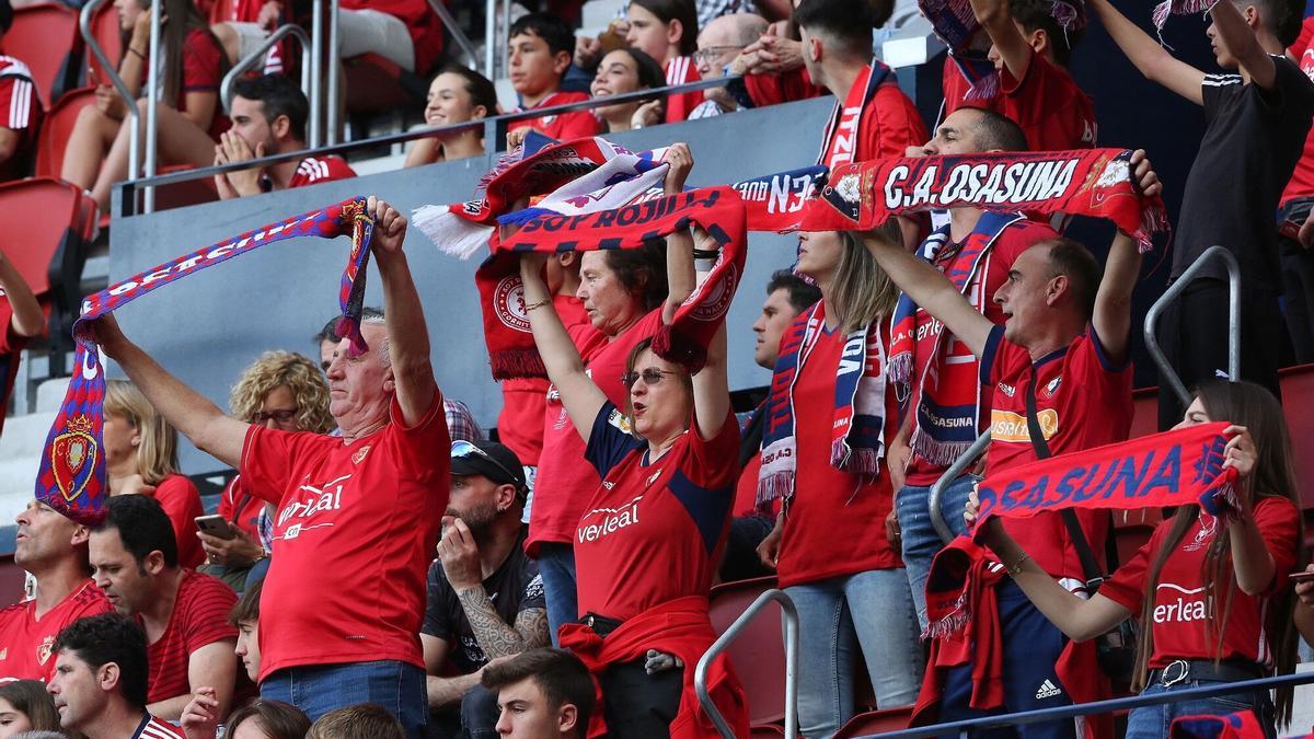 Hinchas rojillos en el último partido de la pasada temporada, en El Sadar ante el Girona.