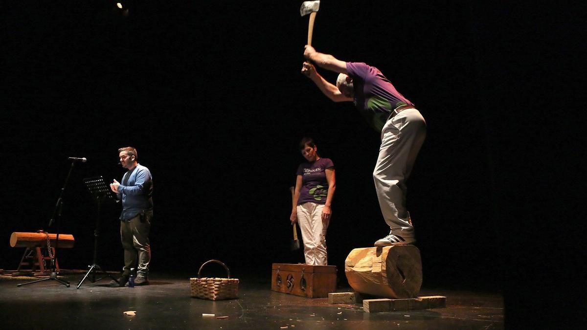Hasier Larretxea, en una de las performances que realizó junto a sus progenitores