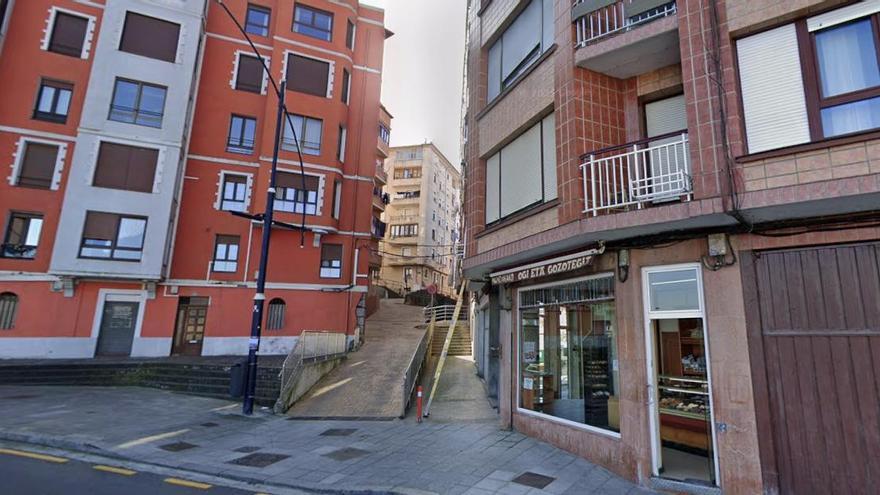 Fallece un niño de corta edad al precipitarse desde una vivienda en Bermeo
