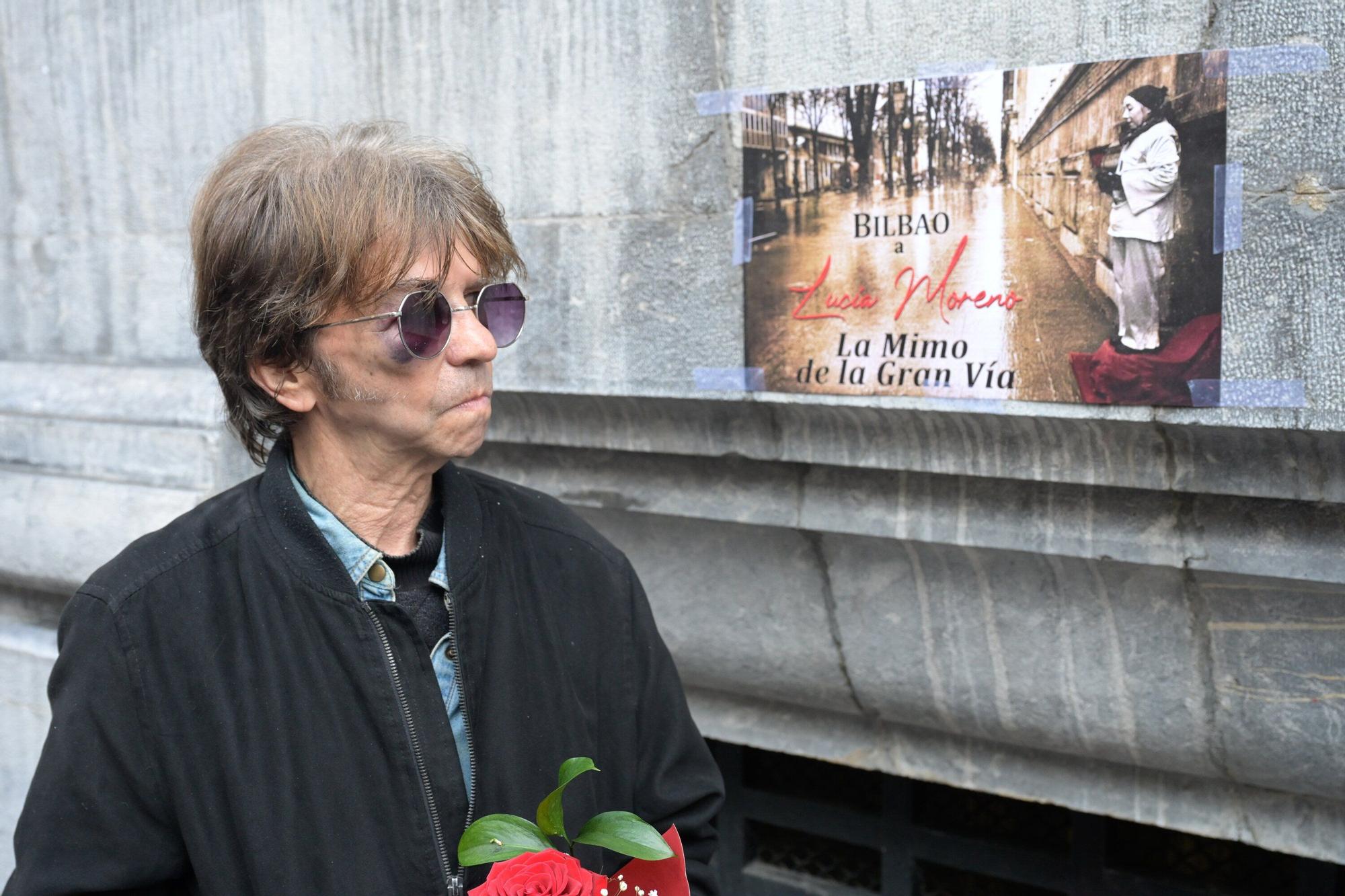 En imágenes: Rosas y poesía para Lucía, la mimo de la Gran Vía de Bilbao