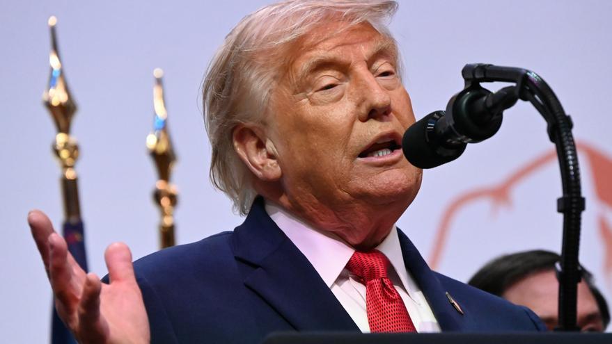 Trump acusa a las petroleras de "estafar" con la gasolina y ordena una investigación del Departamento de Justicia