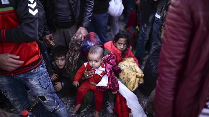 Varios refugiados hacen cola para coger un tren que les lleve a Serbia en la ciudad de Gevgelija, Macedonia.