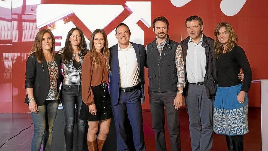 Cuatro de los emprendedores participantes, con Adela Úcar y dos de los ‘coach’ de ‘El gran salto’.Foto: ETB