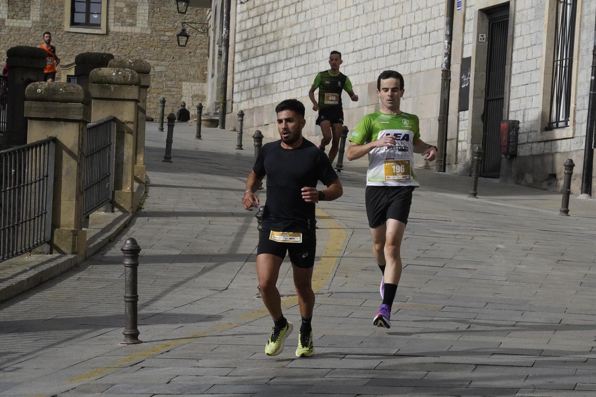 En imágenes: Miles de personas conquistan la Almendra de Gasteiz